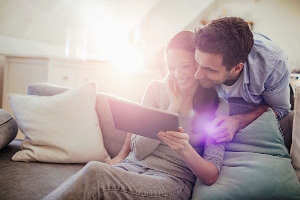 Um jovem casal com Home Connect