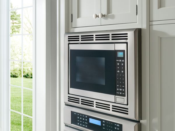 thermador-convection-microwave-ovens-embassy-row-wall-oven-next-to-window-to-yard-MCES_1920x1440