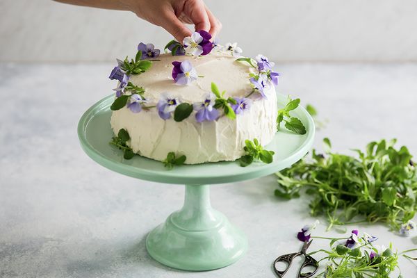  Gâteau à la vanille aux baies et aux fleurs de violette