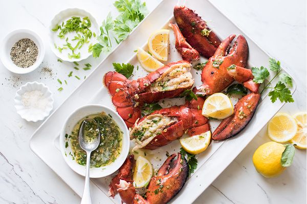 Homard grillé de la côte Est avec sauce au beurre noir à l'ail croustillant et au persil