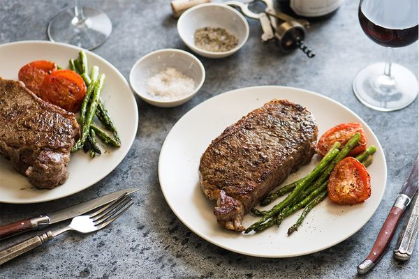 Bifteck de faux-filet Thermador avec tomates rôties et asperges