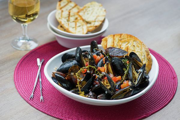 Steamed Mussels in Tomato Garlic Wine Broth