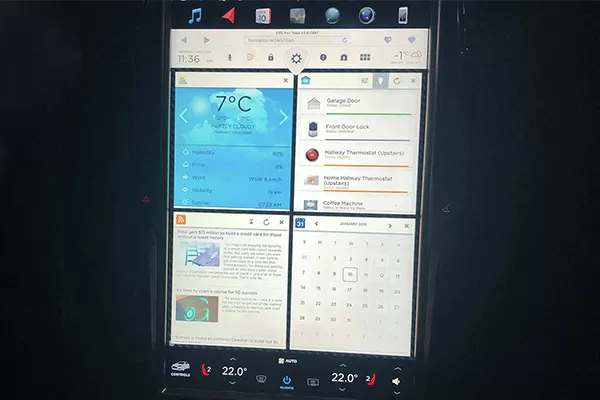 Application EVE Connect dans une Tesla ayant plusieurs fenêtres d'ouvertes
