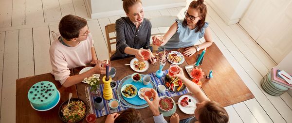 A family enjoys a relaxing meal together thanks to Home Connect.