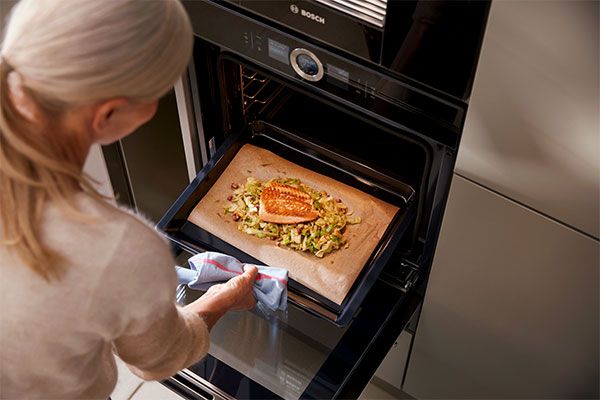 Com um forno Home Connect inteligente, este delicioso salmão, é cozinhado praticamente sozinho.