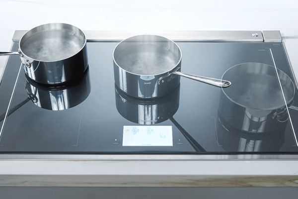 Table de cuisson à induction Freedom de la collection Masterpiece Thermador avec casserole qui est déplacée 