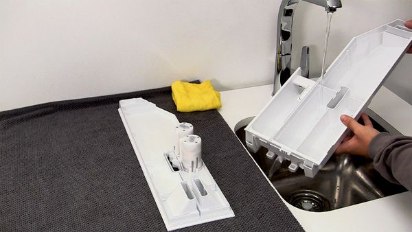 Siemens-kodinkoneiden video pyykinpesukoneen pesuainekotelon puhdistamisesta iDOS-pyykinpesukoneissa 