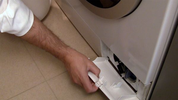 Video, das zeigt, wie man eine blockierte Waschmaschinenpupe löst