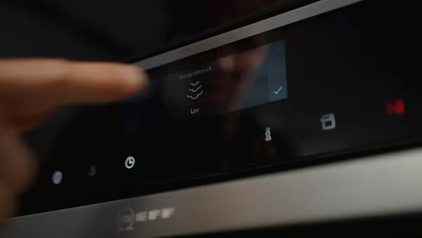 Focacciadeig hever i en bolle før baking 