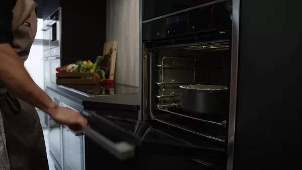 Focacciadeig blandes i en bolle med ingredienser 