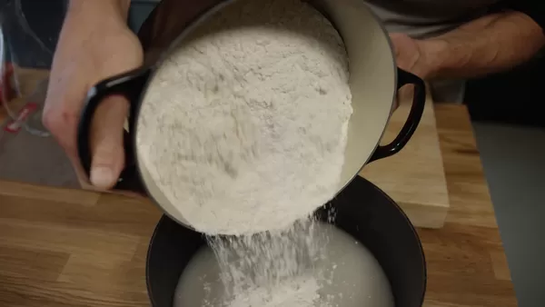 Forbereder focacciadeig ved å blande mel og gjær 