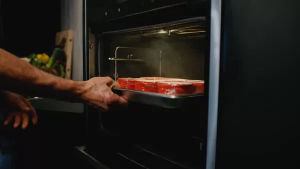 Trinn 7: Karamellpudding settes inn i ovnen  