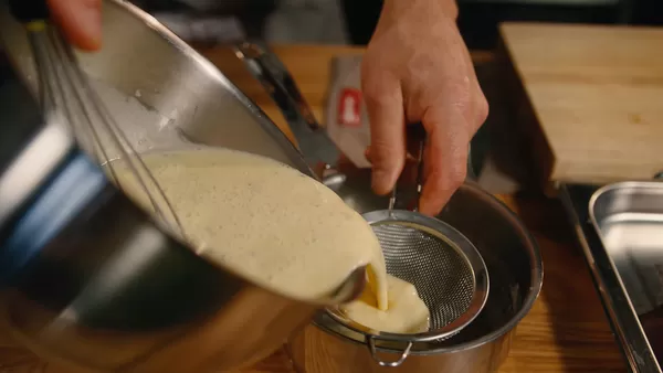 Trinn 4: Forberedelse av karamellpudding, blanding av ingredienser i en bolle 