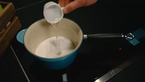 Trinn 2: Forberedelse av karamellpudding, karamellisering av sukker i en panne 