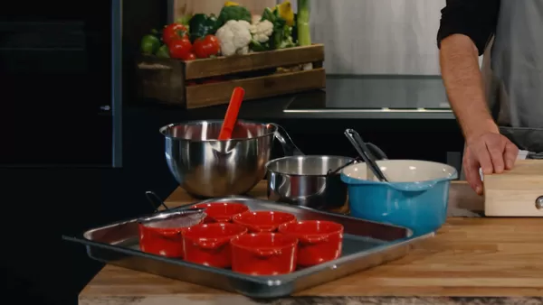 Trinn 1: Forberedelse av karamellpudding, smelting av sukker i en panne 