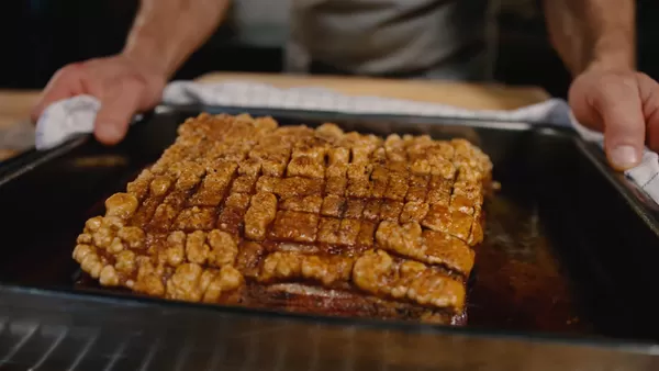 Trinn seks i tilberedning av juleribbe, sprø svor på ribba