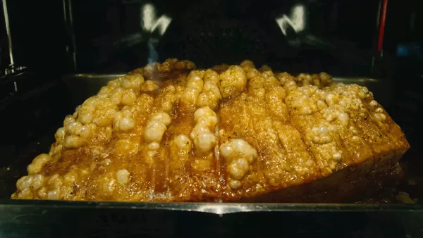 Juleribbe stekes, gyllen og sprø svor