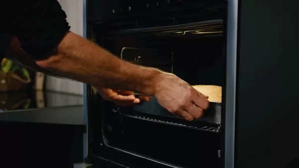 Trinn fire i tilberedning av juleribbe, ribben settes i ovnen