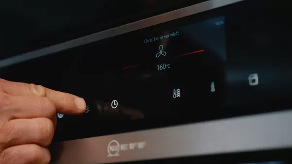 Trinn tre i tilberedning av juleribbe, ribben i ovnen nærbilde av display
