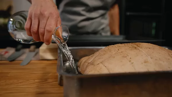 Forberedelse av juleribbe med krydder, skinnsiden opp