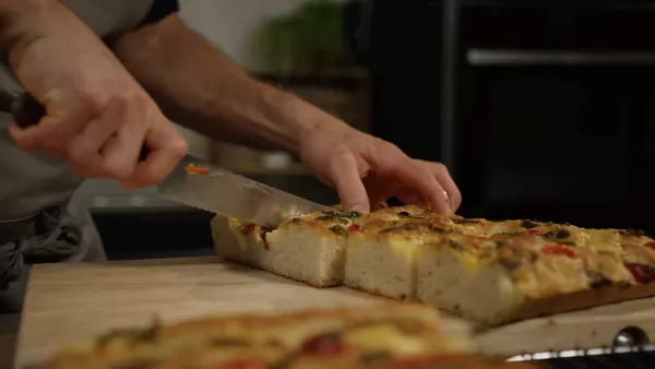 Focacciabrød bakt med rosmarin og olivenolje 