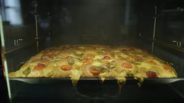 Focacciabrød ferdig bakt med en gyllen skorpe 