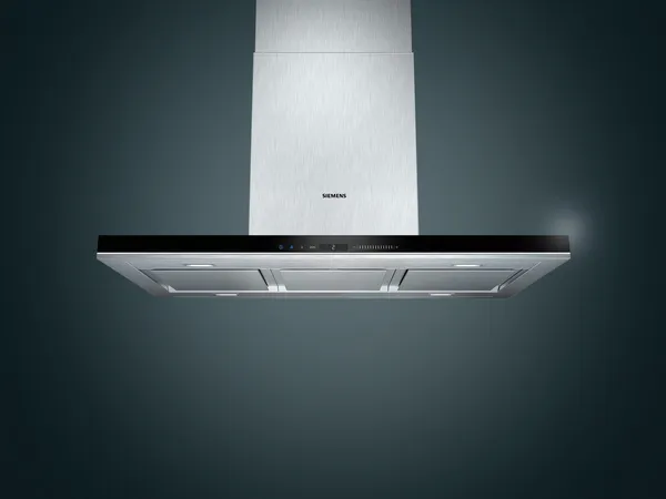Nerezová kuchyňská kapuce s elegantní, moderní design na tmavém pozadí.