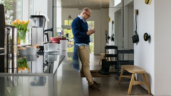 Allan Spiegel in kitchen with Siemens hob