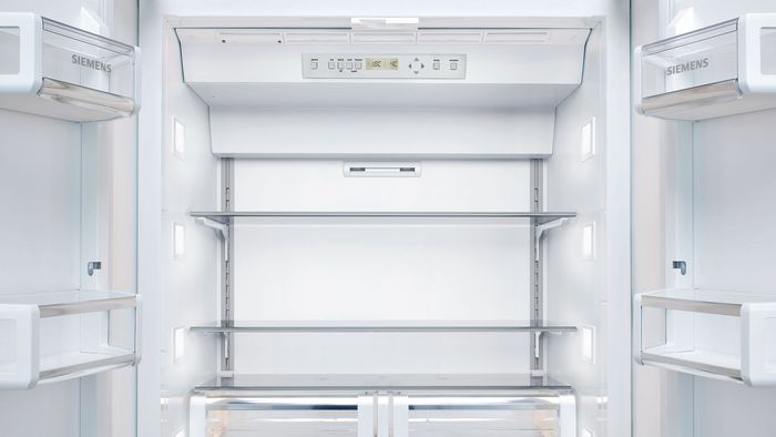 Een close-up van een koelkast waarbij de verlichting binnenin goed zichtbaar is.