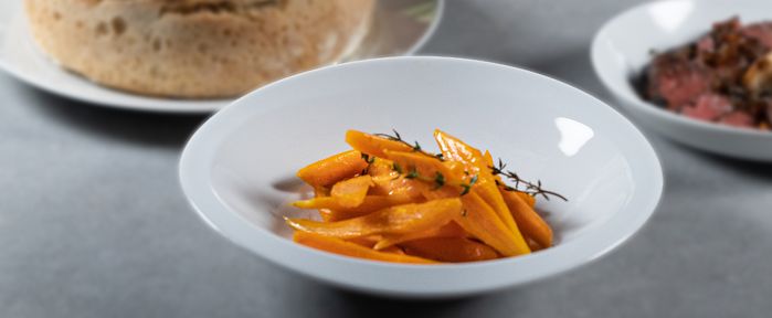 Présentation assiette de carottes étuvées au miel et au thym. 