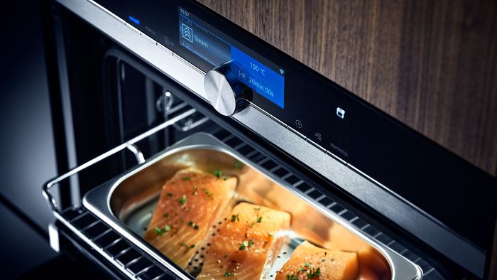 Tres filetes de salm&oacute;n en una fuente de horno 