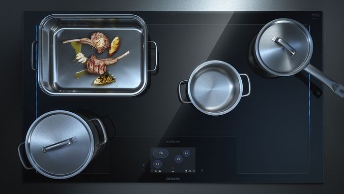 Vista dall’alto del piano cottura freeInduction Plus della gamma studioLine di Siemens con pentole