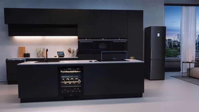 Cucina con elettrodomestici