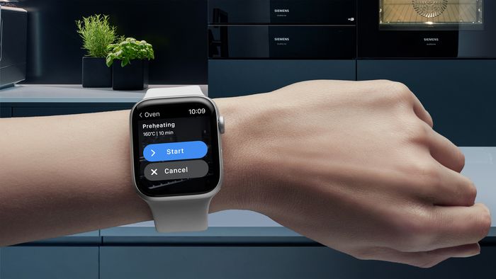 Primo piano di uno smartwatch che mostra il comando di preriscaldamento del forno di casa