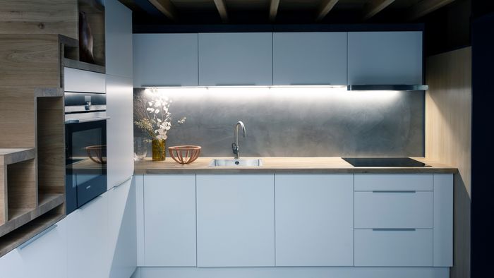On peut voir une cuisine planifiée en blanc avec un look moderne et des appareils électroménagers Siemens de qualité.