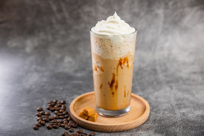  kawa frappe obok zlota lyzeczka