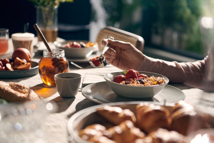 Tavola allestita con cibi per una ricca colazione 