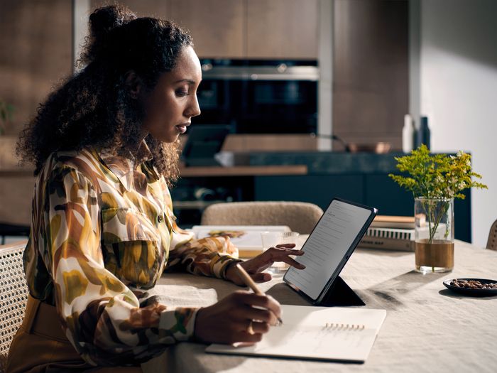 Giovane donna legge e prende note