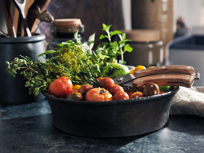 Ciotola con verdure fresche sul bancone della cucina