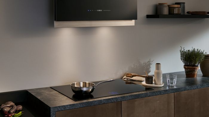 מבט על כיריים אינדוקציה עם מערכת איוורור מעליה.   