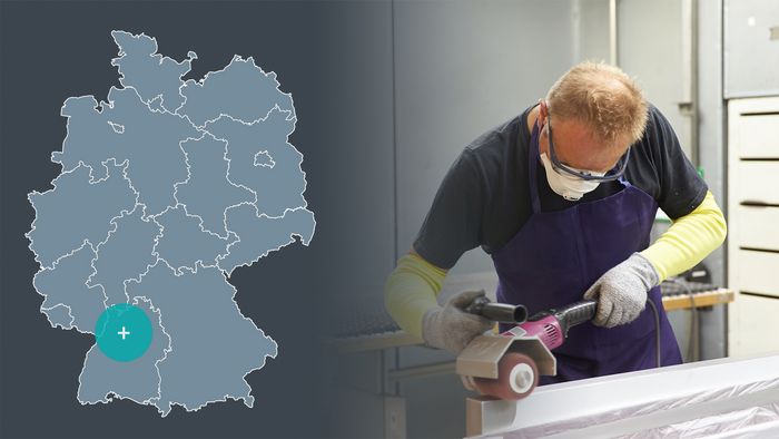 Der Siemens Standort Bretten, eingezeichnet auf einer stilisierten Deutschlandkarte. Ein Mann schleift eine Holzplatte für einen Backofen oder eine Dunstabzugshaube in einer Werkstatt.