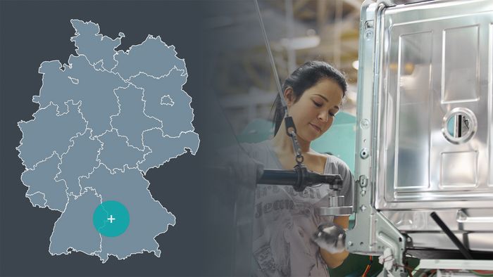 Der Siemens Standort Dillingen, eingezeichnet auf einer stilisierten Deutschlandkarte. Eine Frau bei der Montage einer Spülmaschine.