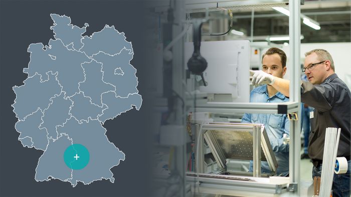 Der Siemens Standort Giengen, eingezeichnet auf einer stilisierten Deutschlandkarte. Zwei Männer kontrollieren Teile für Siemens Kühlschränke und schauen auf einen Bildschirm.