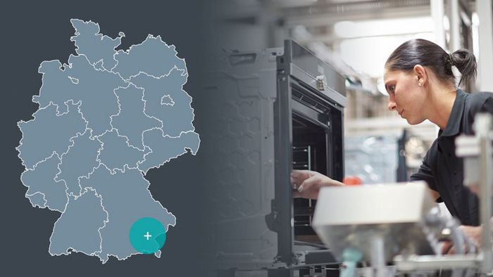 Der Siemens Standort Traunreut, eingezeichnet auf einer stilisierten Deutschlandkarte - eine Frau kontrolliert die Backofen-Montage am Siemens Standort Traunreut.