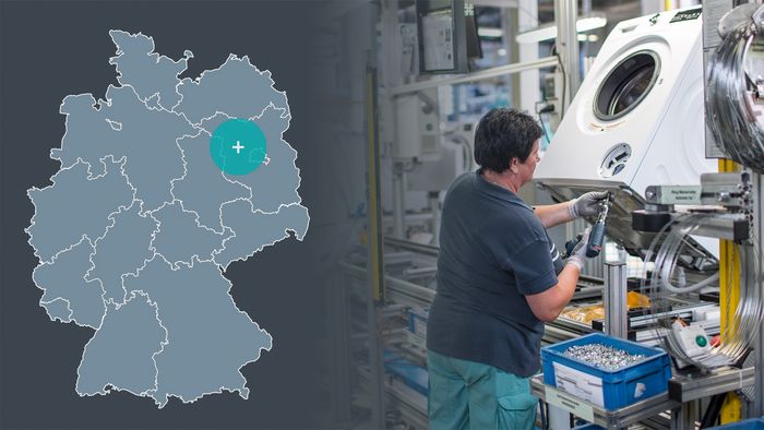 Der Siemens Standort Brandenburg, eingezeichnet auf einer stilisierten Deutschlandkarte. Eine Frau montiert den Boden einer Waschmaschine mit einem Akkuschrauber.