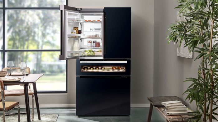  מבט פנימי על מקרר יין באווירה ביתית