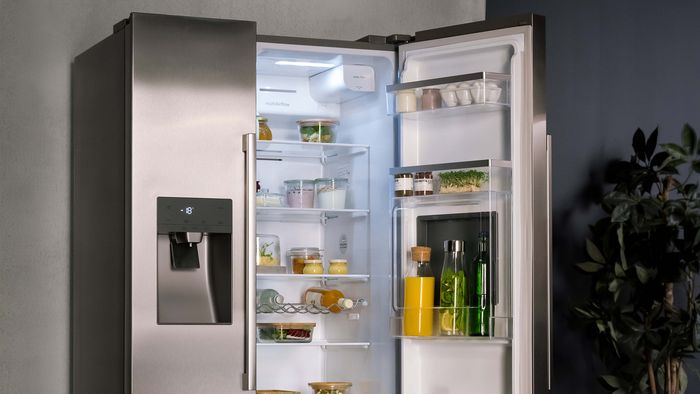 מבט פנימי על מקרר Side-by-Side מנירוסטה. 