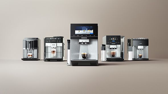 Vijf Siemens koffiemachines getoond met "Gratis" promotie voor verlengde garantie. 