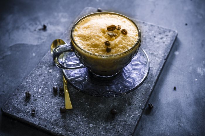 kawa frappe na ciemnym tle