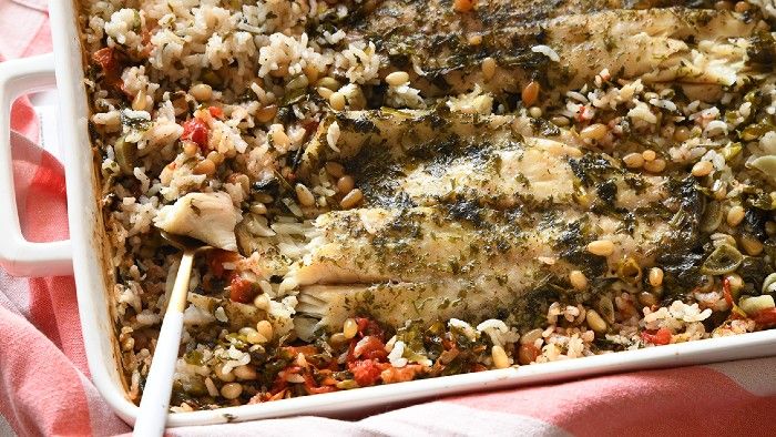 ארוחה בסיר אחד – פילה דג בתנור יחד עם אורז ירוק עם עגבניות צלויות וצנוברים
